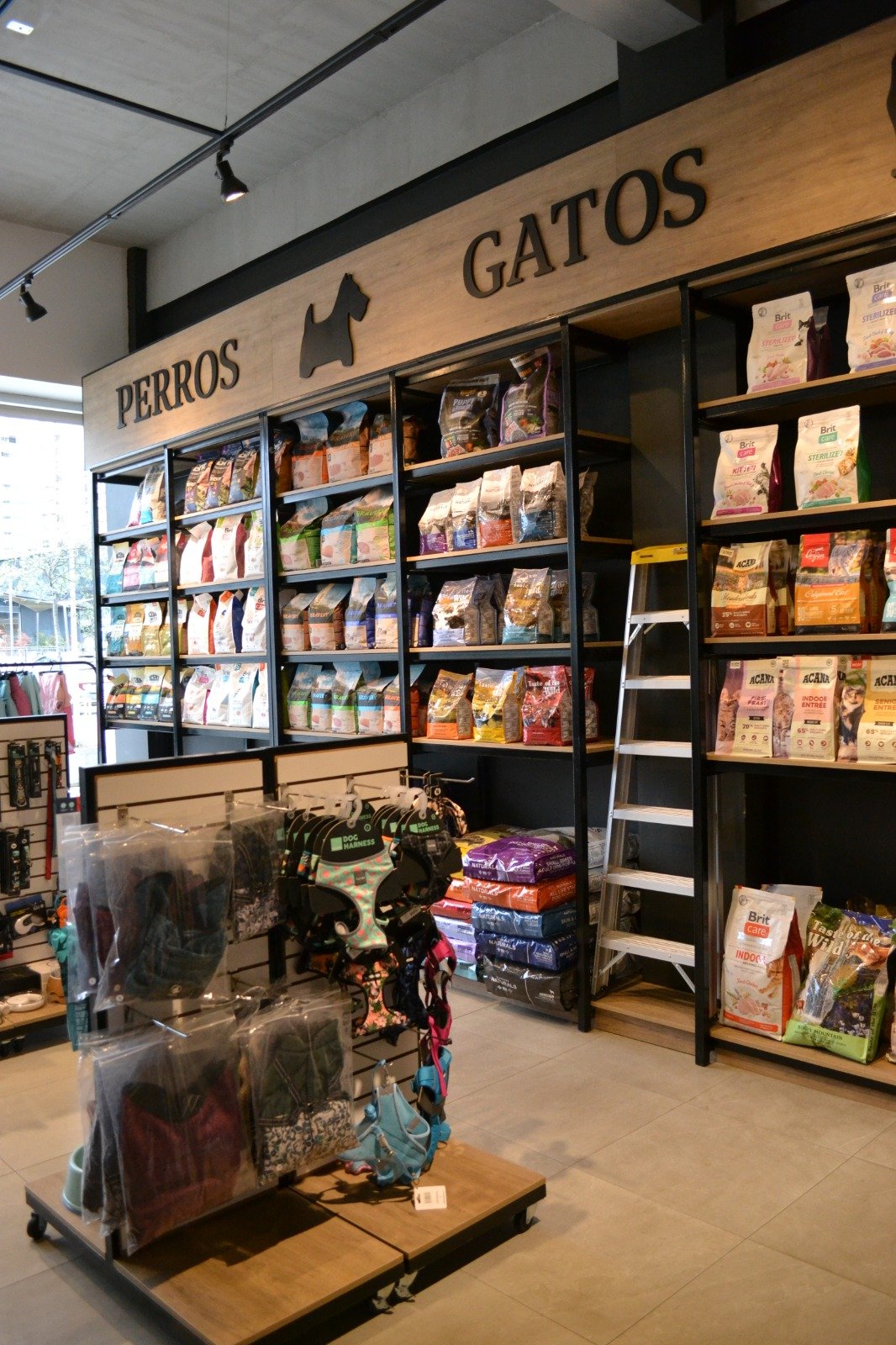 Interior de Jack Boutique con alimentos y accesorios para mascotas